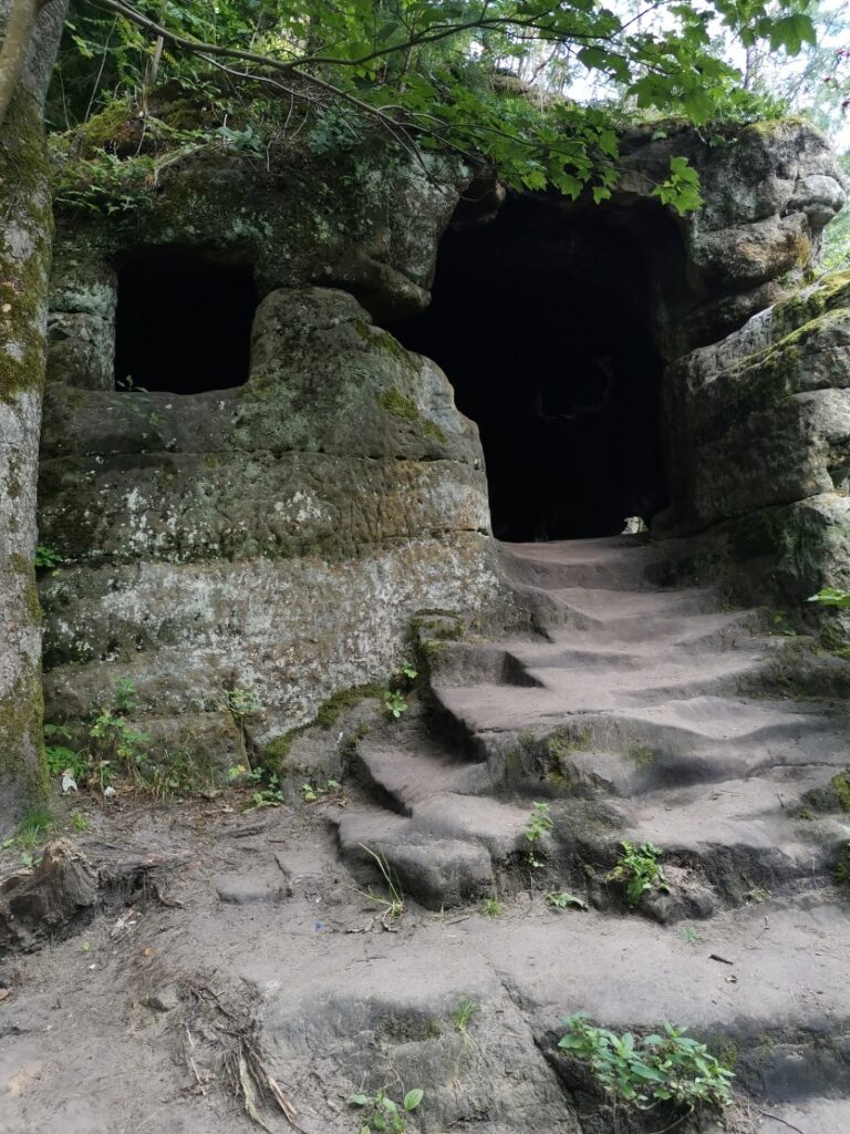 okolí hradu kost skalní byt barušky