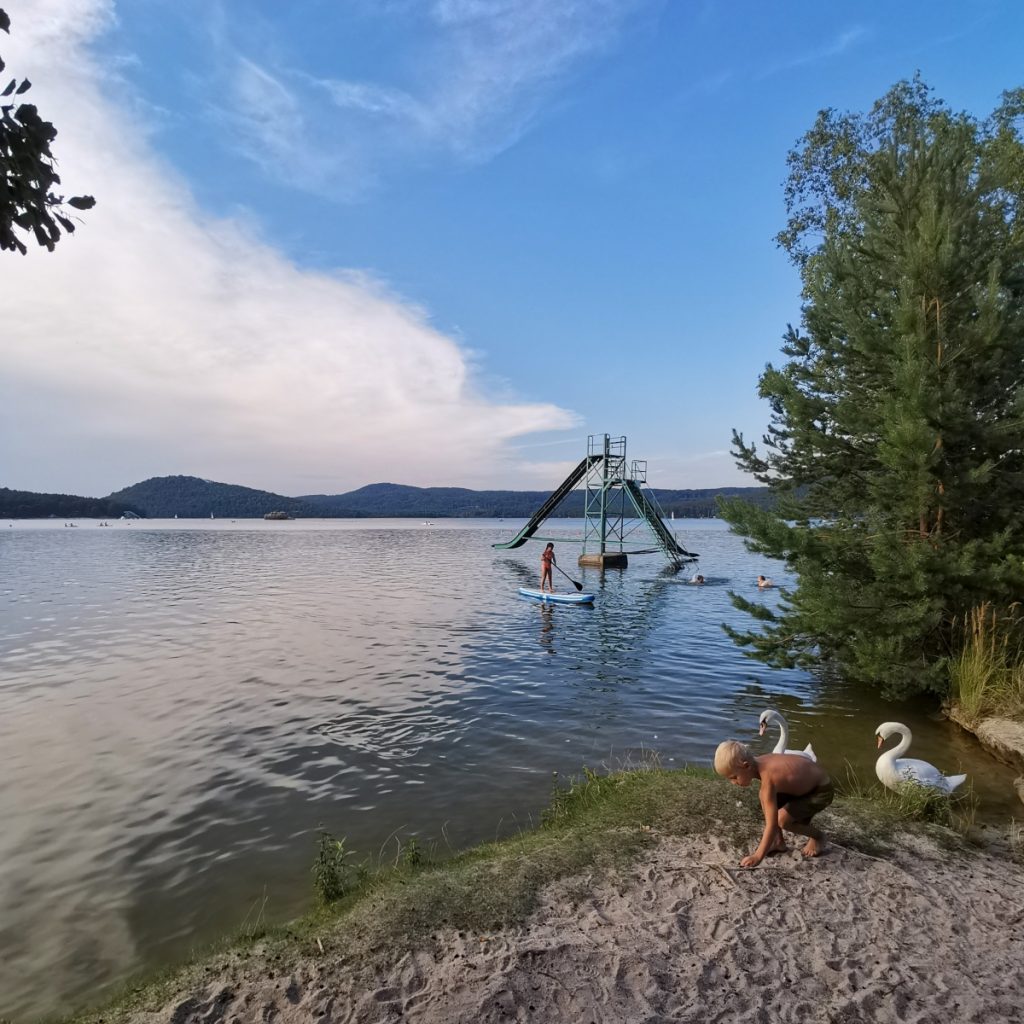 Máchovo jezero a pláž v Doksech