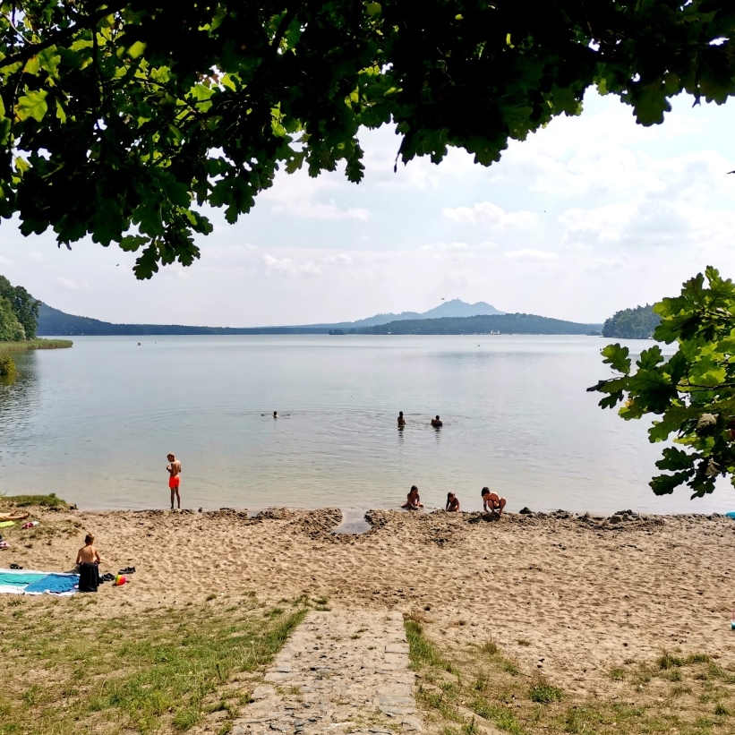 Máchovo jezero a pláž na hrázi