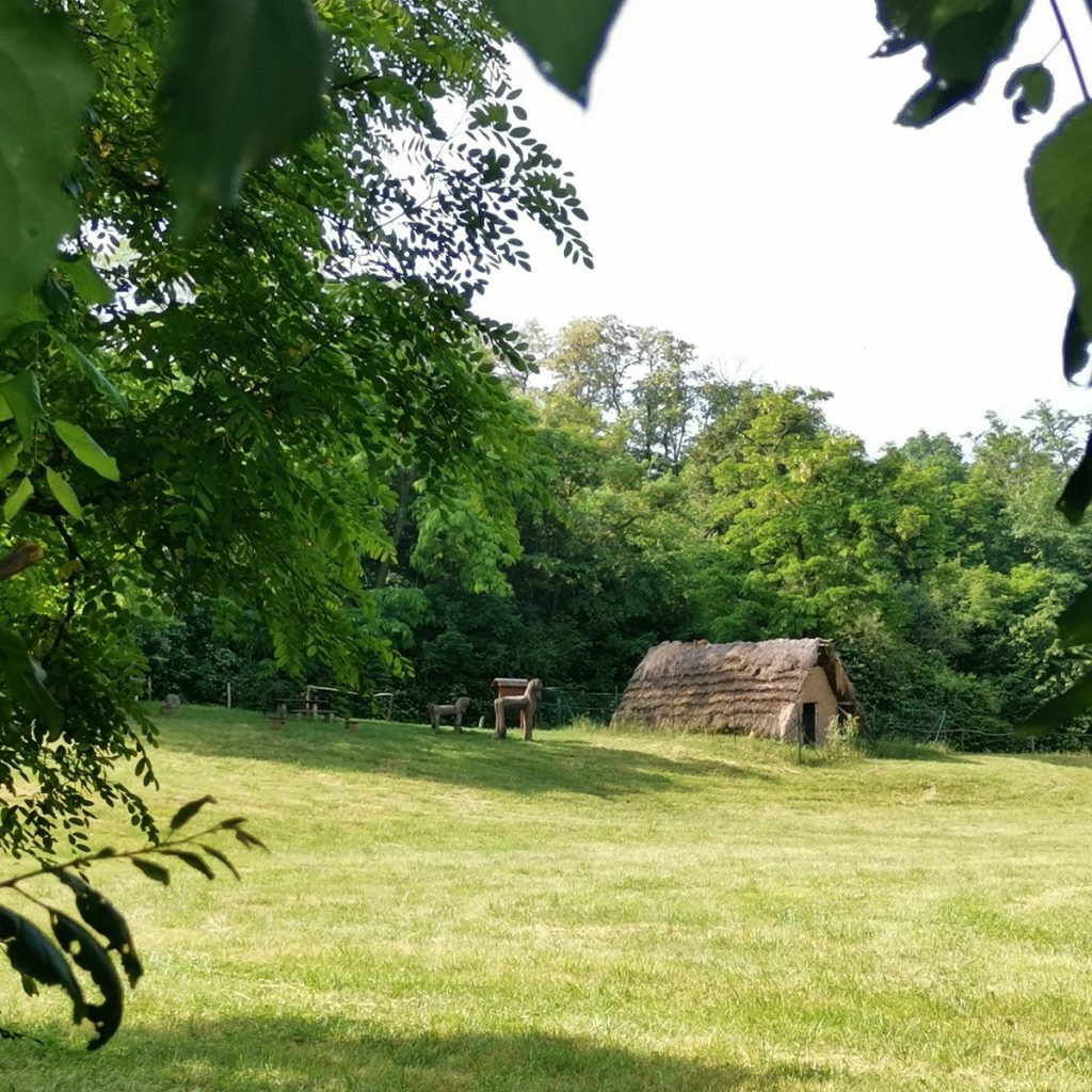 keltské obydlí na naučné stezce v Dobřichově