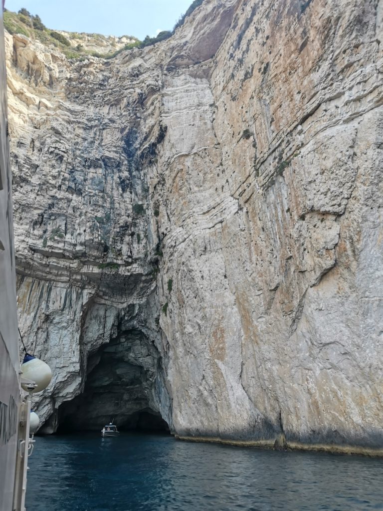 při výletu na ostrov Paxos vplouváte do jeskyně