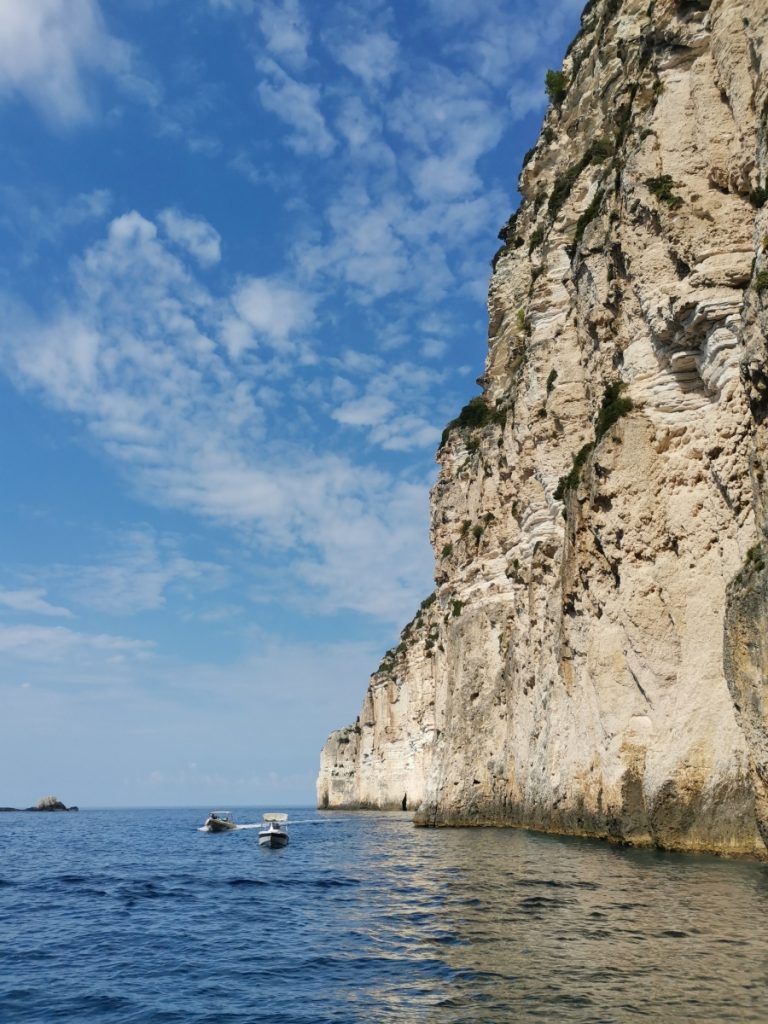 skalnaté pobřeží ostrova Paxos