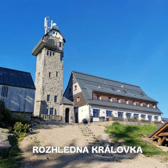 Rozhledna Královka

Kdo ještě nebyl na Královce, tak je ideální čas to napravit! Jedna z nejhezčích rozhleden v Jizerských horách nabízí
 👟 příjemnou procházku
 🔭 skvělé výhledy
 🛝 parádní hřiště
 🍝 chatu s občerstvením přímo

Královka je ideální cíl na pohodový výlet s velkou odměnou na konci!

Jak se sem dostat? Z Parkoviště v Bedřichově po Mravenčí NS 🐜🐜🐜

#jizerkysdetmi #jizerkylove #jizeskehory #doprirodysdetmi #kamnahriste #kralovka #kamnarozhlednu #rozhlednakralovka #chatakralovka